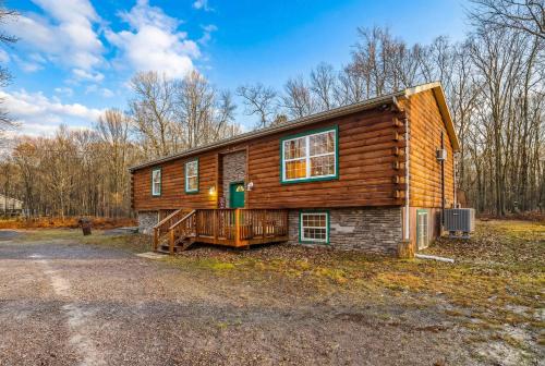 . 6BR Cabin w Fire Pit Game Room & Basketball