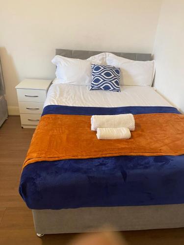 Modern 4BR Home Ideal for Groups Free Parking in เก็ทเทอร์ริ้ง