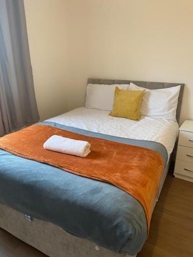 Modern 4BR Home Ideal for Groups Free Parking in เก็ทเทอร์ริ้ง