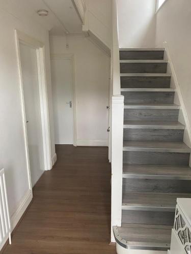 Modern 4BR Home Ideal for Groups Free Parking in เก็ทเทอร์ริ้ง
