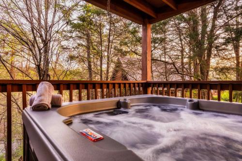Quaint & Cozy - Great location - Hot Tub - BBQ