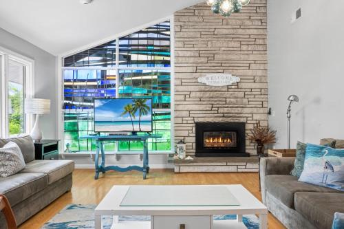 Unique Retreat with Private Patio, 4 King Beds and BBQ in Groton, USA