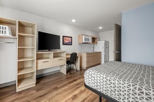 Queen Suite with Tub - Accessible/Non Smoking