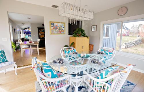 Unique Retreat with Private Patio, 4 King Beds and BBQ in Groton, USA
