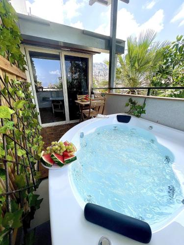 Authentic studio apartment with jacuzzi in center – khách sạn tại German Colony