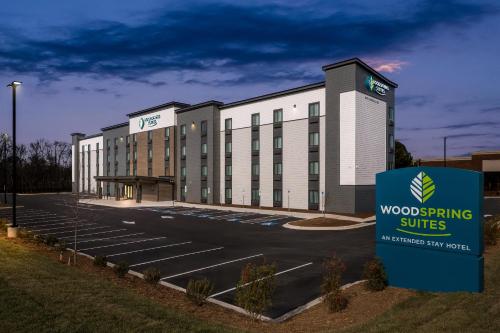 WoodSpring Suites Charlotte Northlake – khách sạn tại Henderson Circle