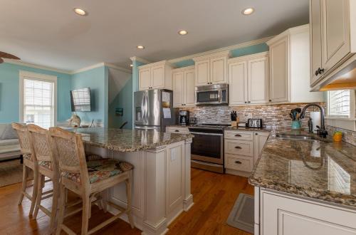 OBX Perfect Landing - KH MP 5, Ocean View, 1 Block to Beach, Fenced Yard, Flex Stays in Kitty Hawk (NC)