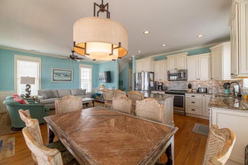 OBX Perfect Landing - KH MP 5, Ocean View, 1 Block to Beach, Fenced Yard, Flex Stays in Kitty Hawk (NC)