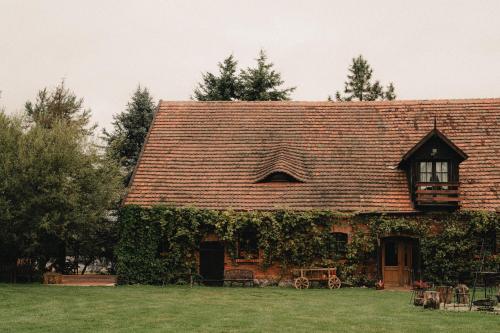 Apartament w Zabytkowej Stajni nad Jeziorem z Dostepem do Parku i Sasiedztwem XIX wiecznego Dworku M - Świętne