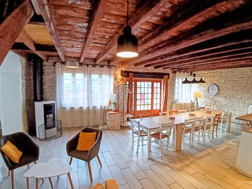 La Clé des Champs, Gîte de charme 15 personnes (La Cle des Champs, Gite de charme 15 personnes) in Marigny-les-Reullee