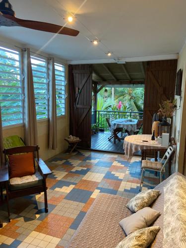 Maison Simon Lamentin jardin tropical in Lamentin