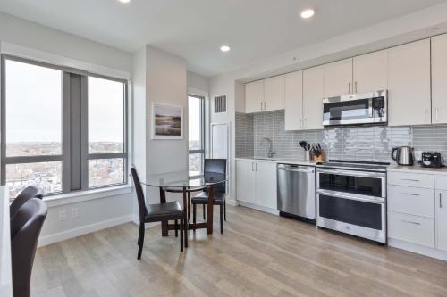 Private Apt Downtown in Quincy