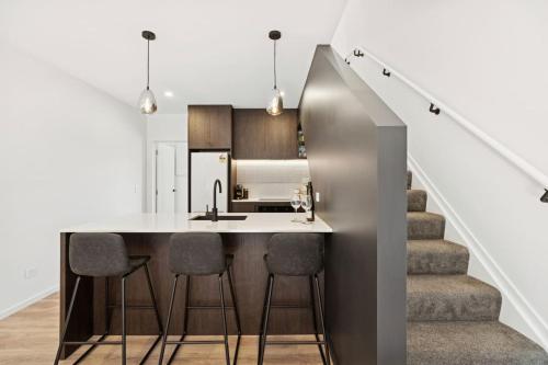 The Remarkable Hideaway| Modern Stay & Prime Location - image 12