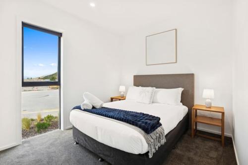 The Remarkable Hideaway| Modern Stay & Prime Location - image 14