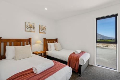 The Remarkable Hideaway| Modern Stay & Prime Location - image 6