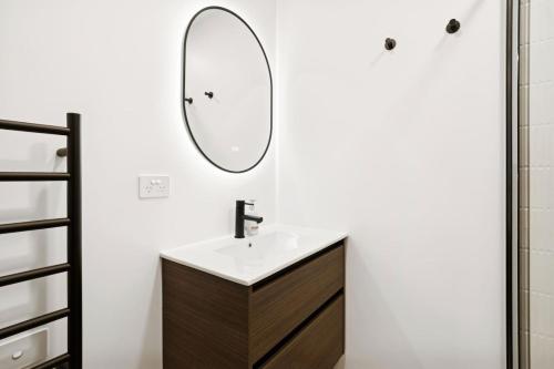 The Remarkable Hideaway| Modern Stay & Prime Location - image 7
