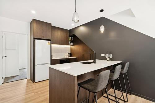 The Remarkable Hideaway| Modern Stay & Prime Location - image 3