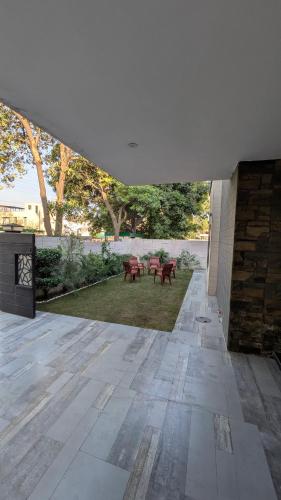 LAHORE VILLA 1 Kanal Ground floor 2 beds 2 bath 1 living room Kitchen dinning room - image 4
