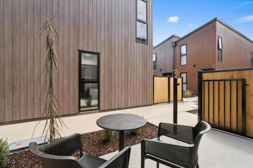 The Remarkable Hideaway| Modern Stay & Prime Location - image 13