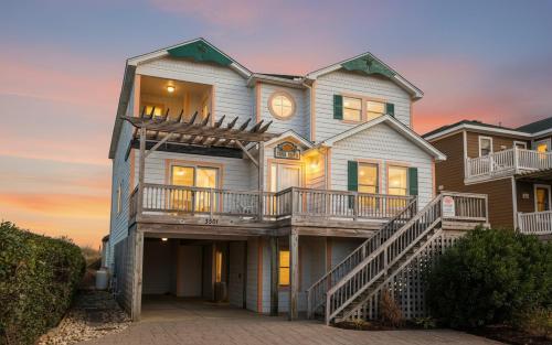 Joshua's Tiki Hut - Nags Head MP 11 Oceanfront Elevator Pool Swim-Up Tiki Bar Hot Tub Pets OK - image 4