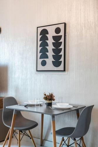 Classy Studio ideal for long stays with balcony - image 5