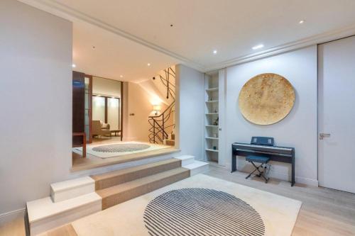 Prestigious 5BR Avenue Foch Home - Arc de Triomphe