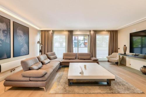Prestigious 5BR Avenue Foch Home - Arc de Triomphe - image 12