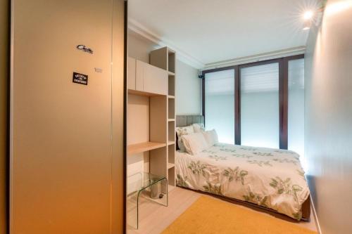 Prestigious 5BR Avenue Foch Home - Arc de Triomphe - image 4