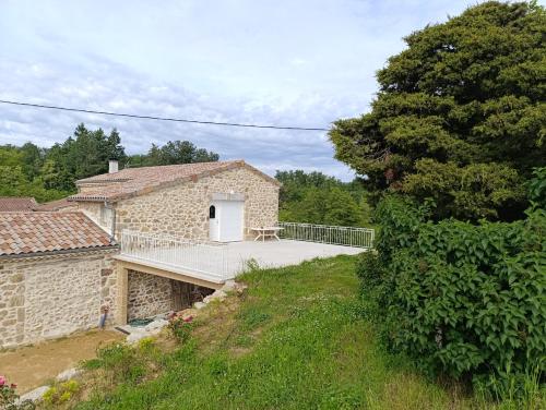 Фасада на хотела, Havre de paix bucolique en Haute-Ardèche (Havre de paix bucolique en Haute-Ardeche) in Étables