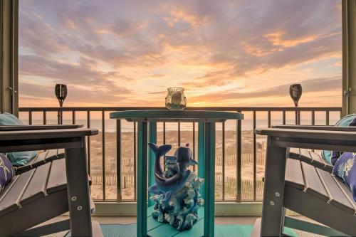 BeachBox I - Oceanfront Balcony - Sunrise Views - Couple's Retreat - East Winds 202 – khách sạn tại Midtown