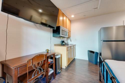 Near Fishing Palm Harbor Studio with Pool Access! in Palm Harbor (FL)