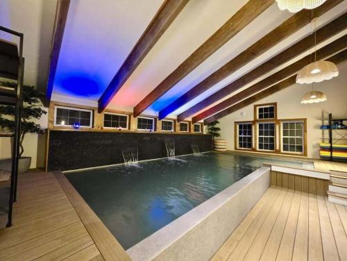 Myrtle Villa 7BR Near Mount Snow with Indoor Heated Endless Style Pool Outdoor Hot Tub – khách sạn tại Wilmington (VT)