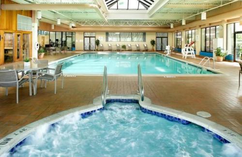 Úszómedence, DoubleTree by Hilton Wilkes-Barre in Wilkes-Barre (Pennsylvania)