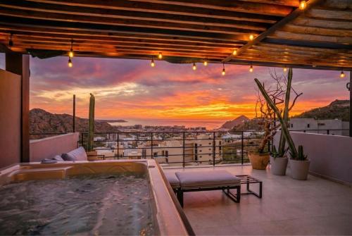 Luxury Penthouse w Rooftop Jacuzzi in Cabo