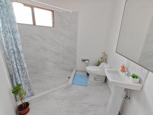 Habitación Privada Moravia SJ a 30 min Aeropuerto (Habitacion Privada Moravia SJ a 30 min Aeropuerto) in San Jerónimo