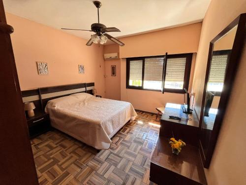 Casa completa a 2 cuadras del centro in อาร์ติกัส