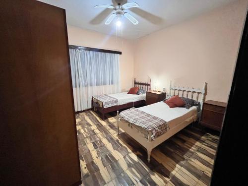 Casa completa a 2 cuadras del centro in อาร์ติกัส