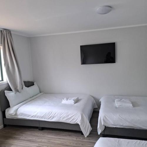 5 Double Beds in 1 Bedroom and 1 lounge in 霍登斯灣