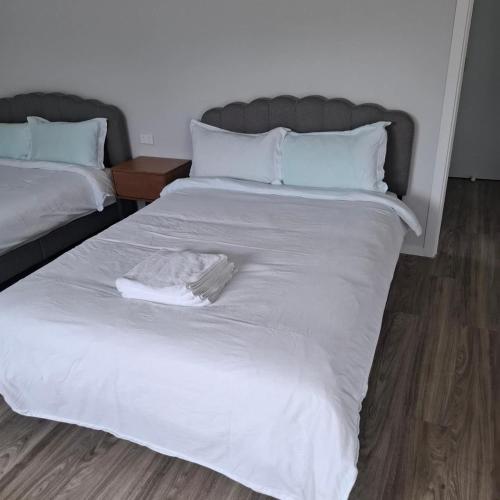 5 Double Beds in 1 Bedroom and 1 lounge in 霍登斯灣