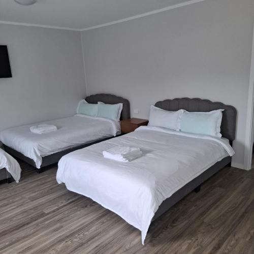 5 Double Beds in 1 Bedroom and 1 lounge in 霍登斯灣