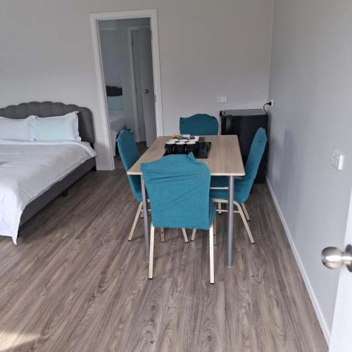 5 Double Beds in 1 Bedroom and 1 lounge in 霍登斯灣