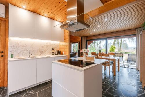 Anna-Helena - Cosy Wooden Chalet in the Forest in 克內瑟拉勒
