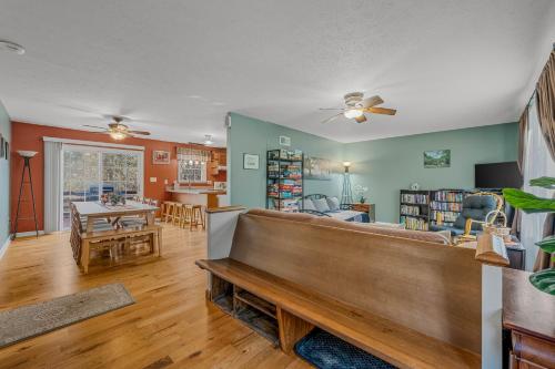 Creekview Cabin - A Perfect Escape in Morton Grove, USA