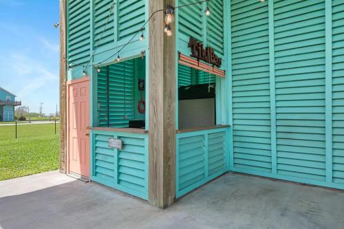 Steps to the Beach | Tiki Bar Fun | Epic Bay Views | Sleeps 8 – khách sạn tại Cảng Bolivar (TX)
