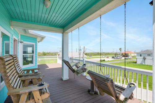 Steps to the Beach | Tiki Bar Fun | Epic Bay Views | Sleeps 8 in Port Bolivar (TX)