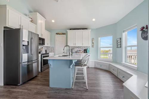 Steps to the Beach | Tiki Bar Fun | Epic Bay Views | Sleeps 8 in Port Bolivar (TX)