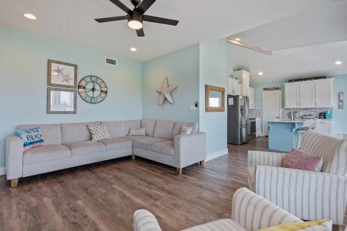 Steps to the Beach | Tiki Bar Fun | Epic Bay Views | Sleeps 8 in Port Bolivar (TX)