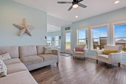 Steps to the Beach | Tiki Bar Fun | Epic Bay Views | Sleeps 8 in Port Bolivar (TX)
