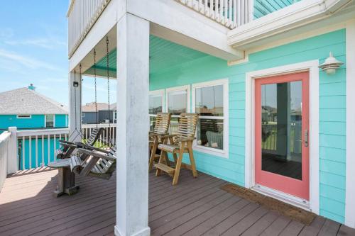 Steps to the Beach | Tiki Bar Fun | Epic Bay Views | Sleeps 8 in Port Bolivar (TX)
