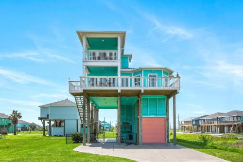 Steps to the Beach | Tiki Bar Fun | Epic Bay Views | Sleeps 8 in Port Bolivar (TX)